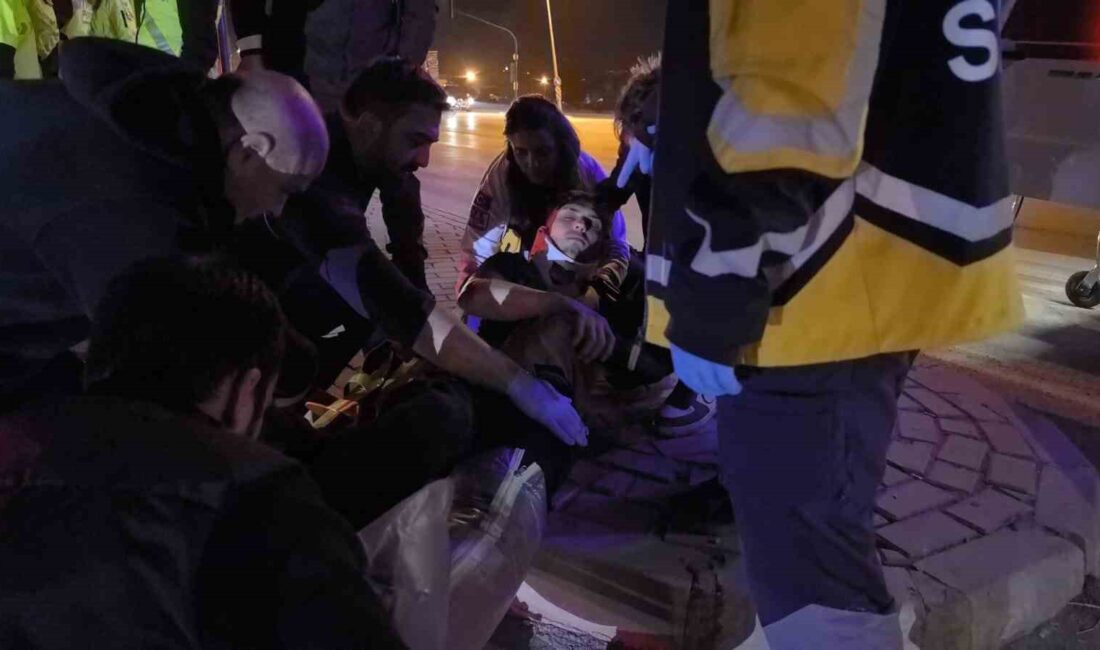 BURSA'NIN İNEGÖL İLÇESİNDE KIRMIZI IŞIKTA GEÇEN MOTOSİKLET OTOMOBİL İLE ÇARPIŞTI.