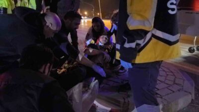 BURSA'NIN İNEGÖL İLÇESİNDE KIRMIZI IŞIKTA GEÇEN MOTOSİKLET OTOMOBİL İLE ÇARPIŞTI.