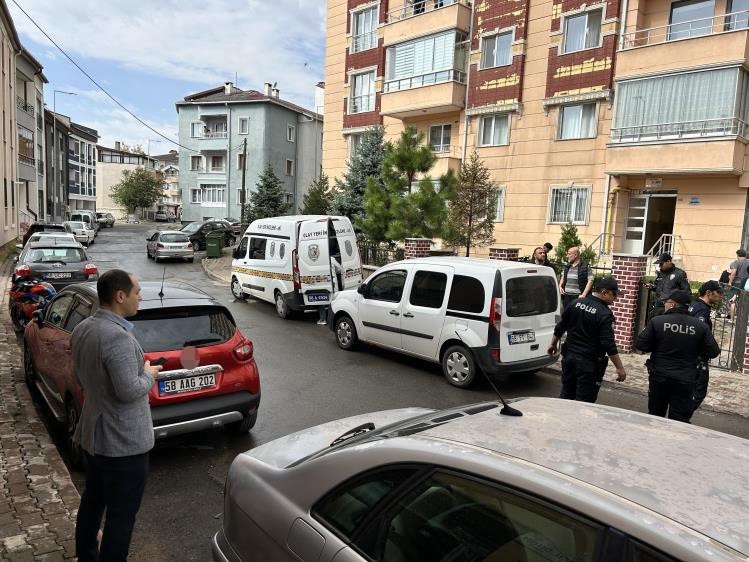 SİVAS'TA PSİKOLOJİK SORUNLARI OLAN EMEKLİ BİR ÖĞRETMEN TARAFINDAN SİLAHLA GÖĞSÜNDEN