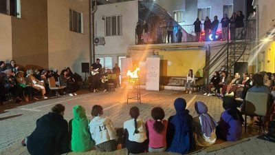 KENTE YENİ GELEN ÖĞRENCİLERE SICAK KARŞILAMA