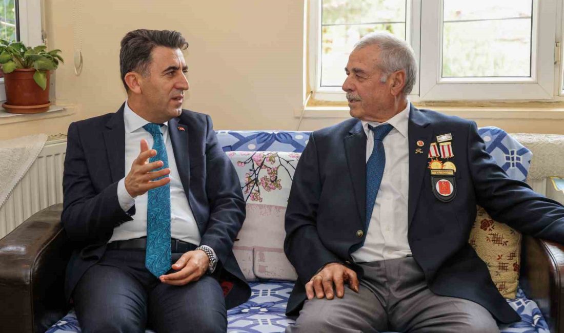 VALİ ŞEFİK AYGÖL, KIBRIS GAZİSİ MUSTAFA DEMİRBAŞ’I EVİNDE ZİYARET EDEREK,