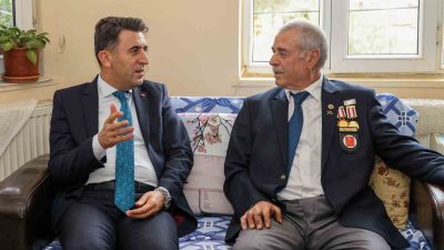 VALİ ŞEFİK AYGÖL, KIBRIS GAZİSİ MUSTAFA DEMİRBAŞ’I EVİNDE ZİYARET EDEREK,