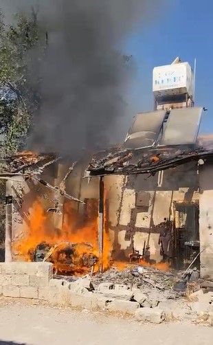 HATAY’IN KIRIKHAN İLÇESİNDE ÇIKAN YANGINDA BİR EV ALEVLERE TESLİM OLDU.