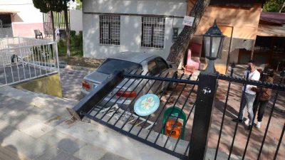 KIRKAĞAÇ'TA OTOMOBİLİN BELEDİYE PARKINA UÇTUĞU KAZA KAMERADA: 1 YARALI