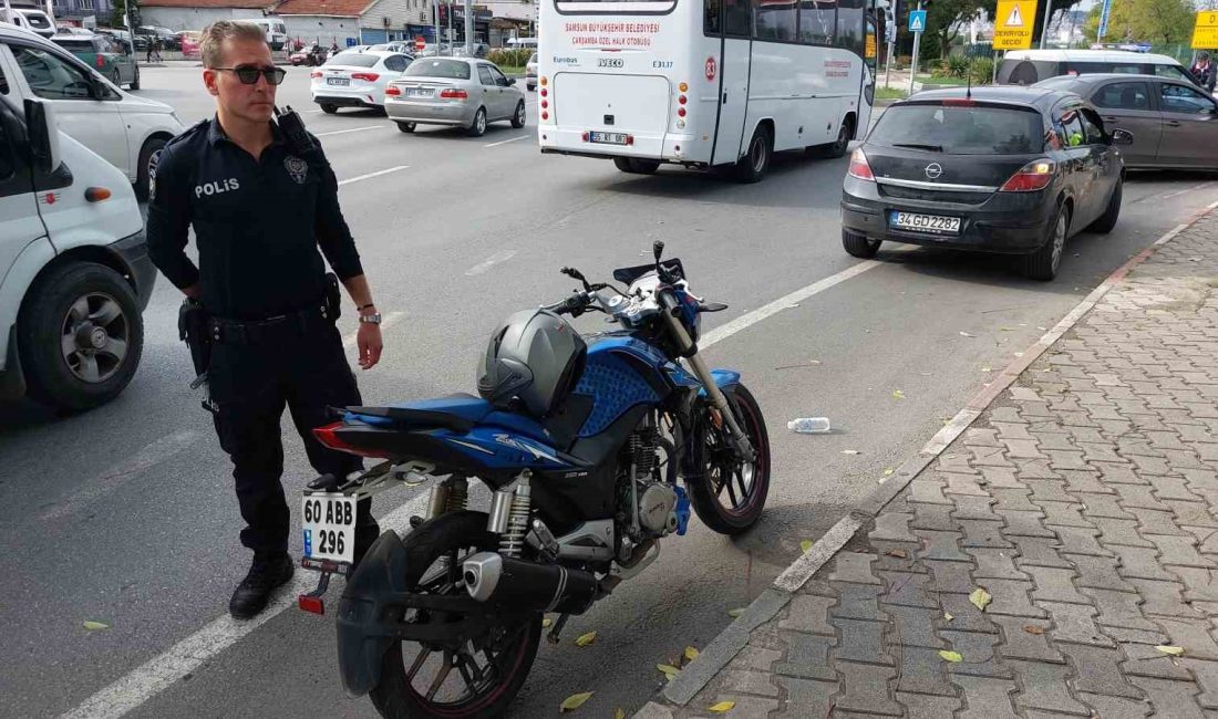 SAMSUN'DA MOTOSİKLETİN KIRMIZI IŞIKTA BEKLEYEN OTOMOBİLE ARKADAN ÇARPTIĞI KAZADA 1