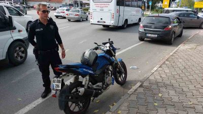 SAMSUN'DA MOTOSİKLETİN KIRMIZI IŞIKTA BEKLEYEN OTOMOBİLE ARKADAN ÇARPTIĞI KAZADA 1