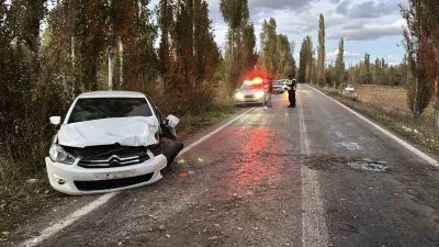 SİVAS’TA KONTROLDEN ÇIKAN OTOMOBİLİN AĞACA ÇARPMASI SONUCU MEYDANA GELEN TRAFİK