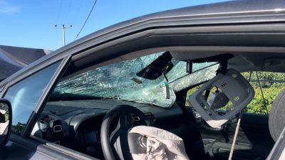 BURSA’DA KONTROLDEN ÇIKAN OTOMOBİLİN DİREĞE ÇARPTIĞI KAZADA, ARAÇTAKİ 4 KİŞİ