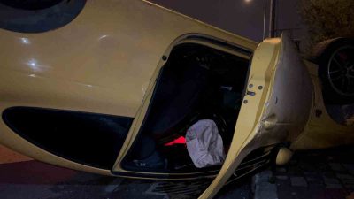 BURSA'DA SÜRÜCÜSÜNÜN DİREKSİYON HAKİMİYETİNİ KAYBETTİĞİ OTOMOBİL TAKLA ATTI. MEYDANA GELEN