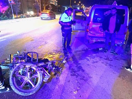 KONYA'NIN KULU İLÇESİNDE HAFİF TİCARİ ARAÇLA ÇARPIŞAN MOTOSİKLETİN SÜRÜCÜSÜ YARALANDI.