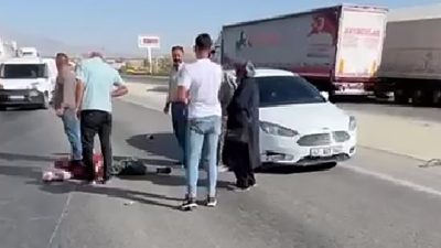KONYA’NIN KARAPINAR İLÇESİNDE OTOMOBİLLE ÇARPIŞAN MOTOSİKLET SÜRÜCÜSÜ AĞIR YARALANDI.