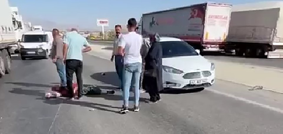 KONYA’NIN KARAPINAR İLÇESİNDE OTOMOBİLLE ÇARPIŞAN MOTOSİKLET SÜRÜCÜSÜ AĞIR YARALANDI.