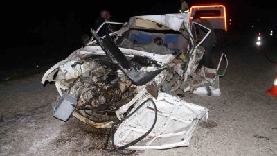 KONYA'NIN BEYŞEHİR İLÇESİNDE TOFAŞ OTOMOBİL İLE TRAKTÖRÜN ÇARPIŞMASI SONUCU MEYDANA