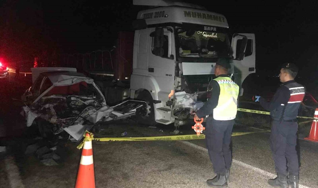 KONYA'NIN EREĞLİ İLÇESİNDE OTOMOBİL İLE TIRIN ÇARPIŞMASI SONUCU MEYDANA GELEN