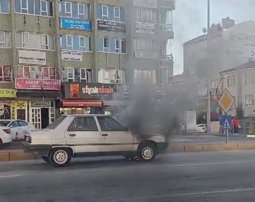 KONYA'NIN KULU İLÇESİNDE DÜN ALDIĞI OTOMOBİLİYLE KIRMIZI IŞIKTA BEKLERKEN YANMAYA