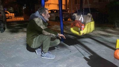 ESKİŞEHİR'DE SAHİBİNİN ÇOCUK PARKINA GÖTÜRDÜĞÜ KÖPEĞİNİ BİR BEBEK GİBİ SALINCAĞA