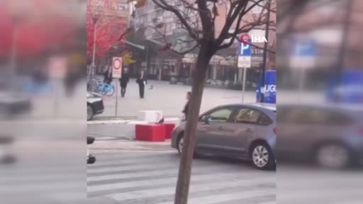 Kosova’nın başkenti Priştine’de yoldan geçen vatandaşlara saldıran kargalar, korku dolu