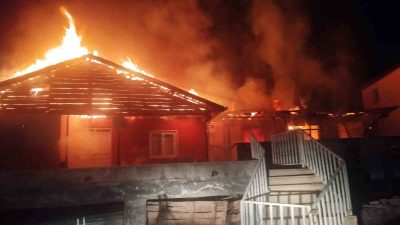 TOKAT'TA BİR KÖYDE ÇIKAN YANGINDA İKİ EV KULLANILAMAZ HALE GELDİ.