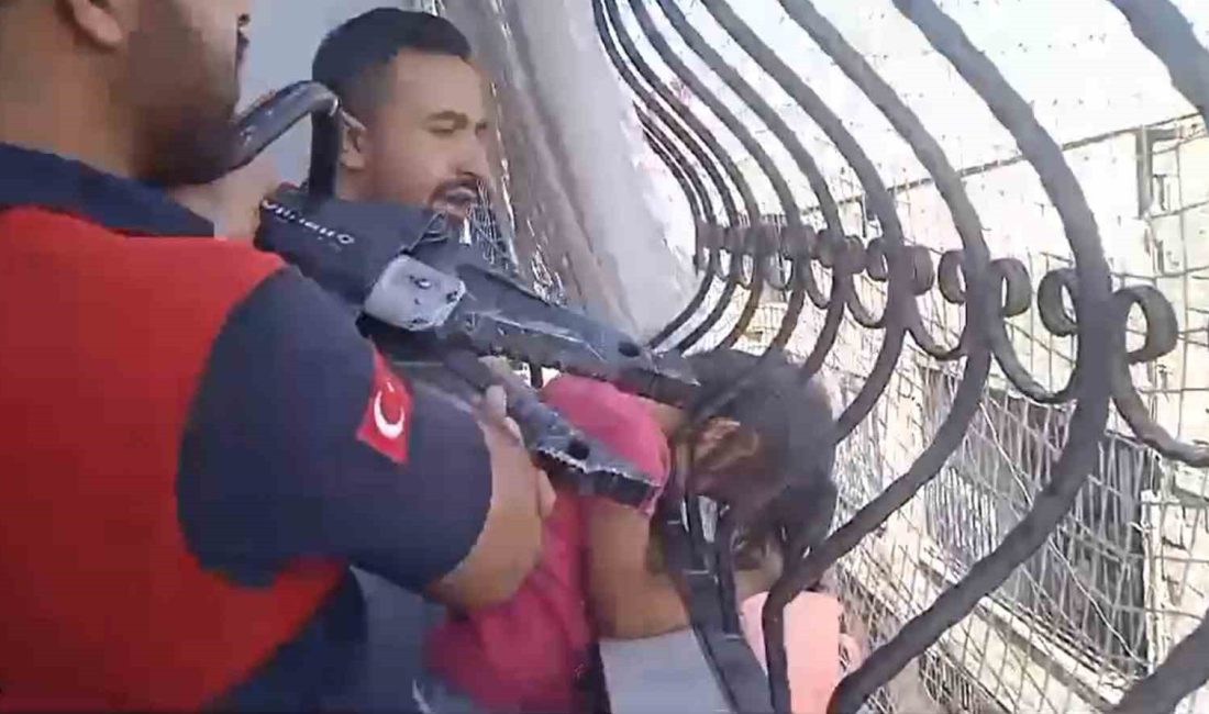 KÜÇÜK KIZ KAFASINI DEMİR KORKULUĞA SIKIŞTIRDI