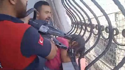 KÜÇÜK KIZ KAFASINI DEMİR KORKULUĞA SIKIŞTIRDI