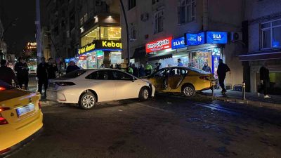 İSTANBUL KÜÇÜKÇEKMECE’DE DİREKSİYON HAKİMİYETİNİ KAYBEDEN OTOMOBİL SÜRÜCÜSÜ, ÖNCE REFÜJE ARDINDAN