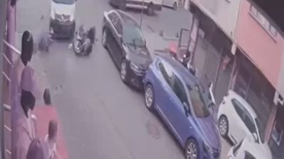 KÜÇÜKÇEKMECE’DE TERS YÖNDEN GELEN BİR ARAÇ VE MOTOSİKLET KAFA KAFAYA