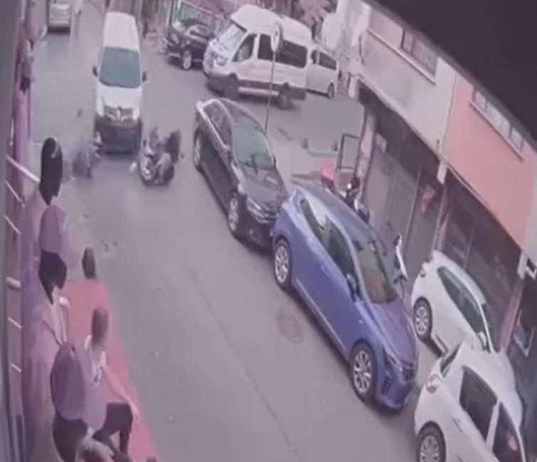 KÜÇÜKÇEKMECE’DE TERS YÖNDEN GELEN BİR ARAÇ VE MOTOSİKLET KAFA KAFAYA