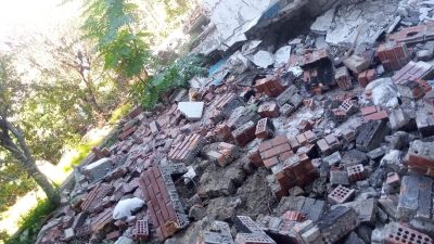 KÜÇÜKÇEKMECE METRUK BİNADA BULUNAN ŞÖMİNE ÇOCUĞUN ÜZERİNE DEVRİLDİ. ÜZERİNE ŞÖMİNE