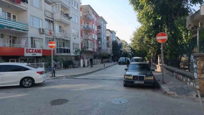 Osmangazi Belediyesi, Kükürtlü Caddesi’ndeki yıpranan trafik levhaları ve uyarı işaretlerini