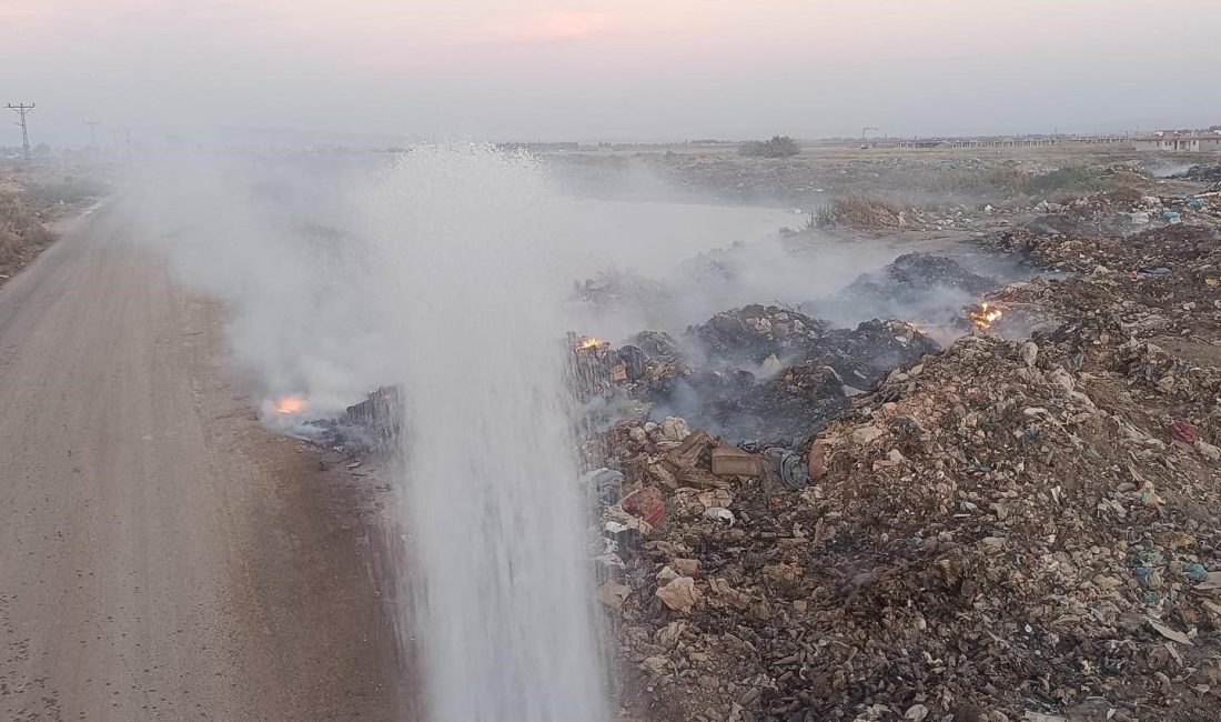 HATAY’DA ÇÖPLÜK ALANDA ÇIKAN YANGINI İTFAİYE EKİPLERİ SÖNDÜRDÜ.