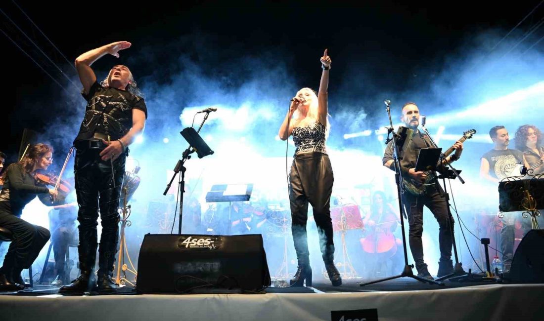 KUŞADASI SOKAK FESTİVALİ MUSA GÖÇMEN VE SENFOROCK İLE ŞENLENDİ