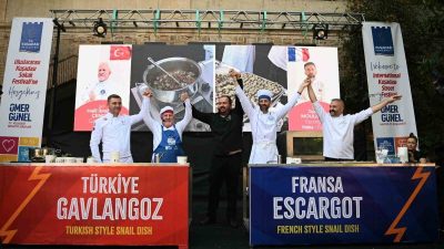 ULUSLARARASI KUŞADASI SOKAK FESTİVALİ, İLGİNÇ BİR DÜELLOYA SAHNE OLDU. FESTİVAL