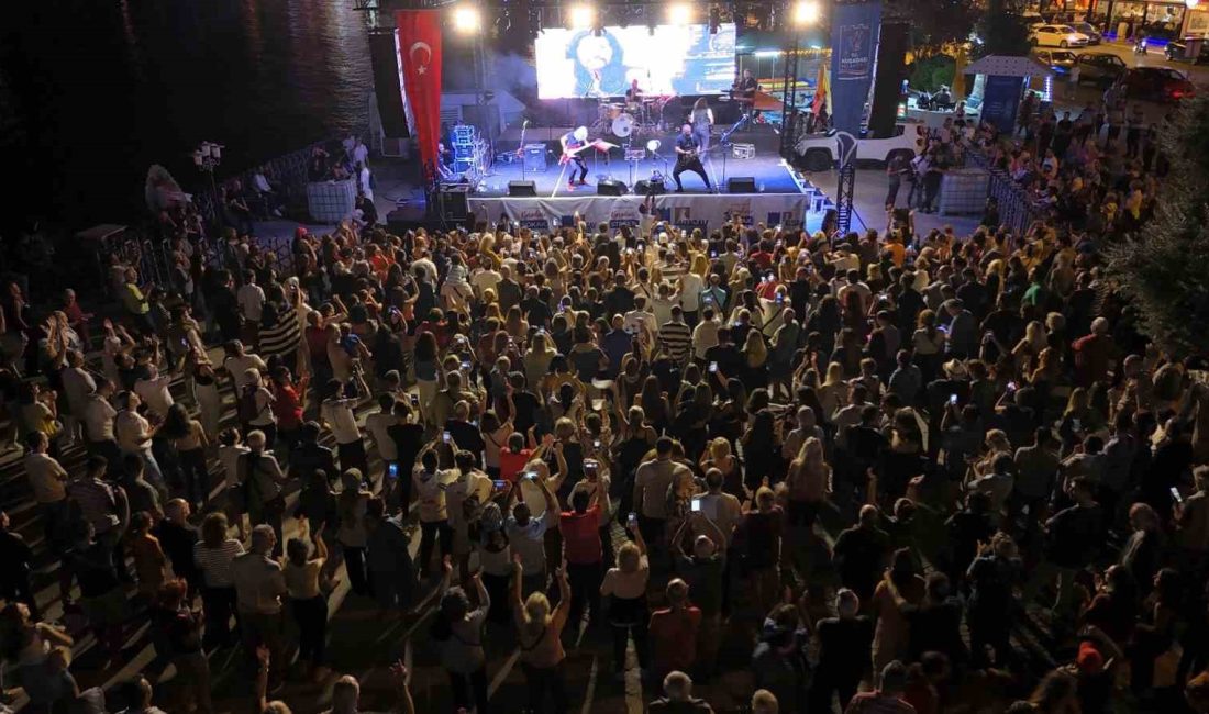 KUŞADASI SOKAK FESTİVALİ'NİN İLK GÜNÜNDE NECATİ VE SAYKOLAR RÜZGARI ESTİ