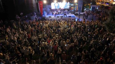 KUŞADASI SOKAK FESTİVALİ'NİN İLK GÜNÜNDE NECATİ VE SAYKOLAR RÜZGARI ESTİ