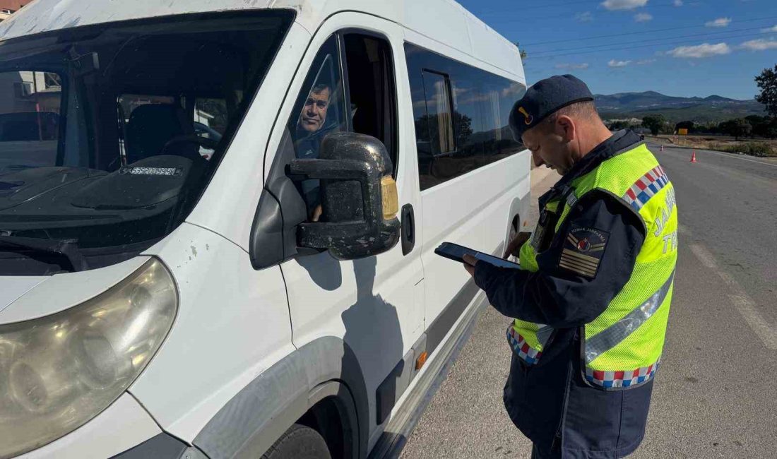 KÜTAHYA’DA JANDARMA TRAFİK TİMLERİNCE YÜK VE YOLCU TAŞIYAN ARAÇLAR DENETLENDİ