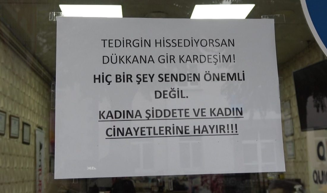 KÜTAHYA'NIN TAVŞANLI İLÇESİNDE BİR ESNAF, İŞ YERİNİN CAMINA ASTIĞI YAZI