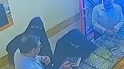 ŞANLIURFA'DA KUYUMCUYA YÜZÜK BAKMA BAHANESİYLE GİREN KADINLARDAN BİRİ TEZGAHTAKİ 400