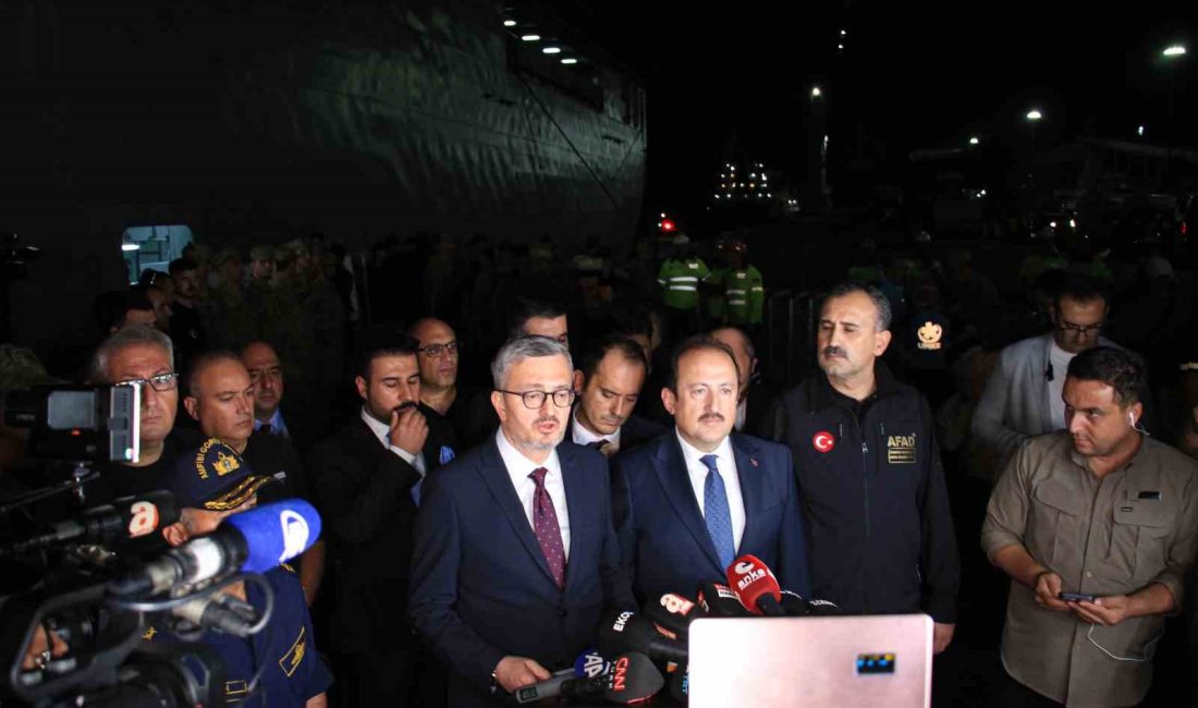LÜBNAN'DAN TAHLİYE EDİLEN TÜRK VATANDAŞLARINI TAŞIYAN DENİZ KUVVETLERİNE AİT İKİ