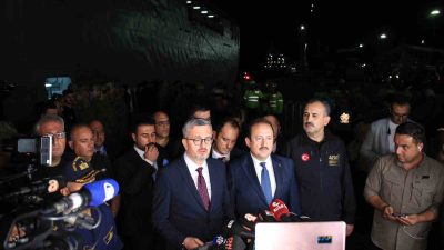 LÜBNAN'DAN TAHLİYE EDİLEN TÜRK VATANDAŞLARINI TAŞIYAN DENİZ KUVVETLERİNE AİT İKİ