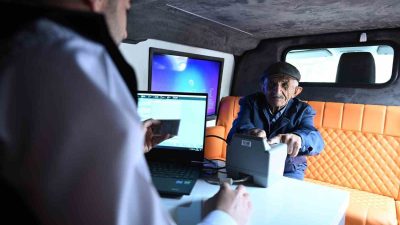 NÜFUS VE VATANDAŞLIK İŞLERİ MÜDÜRLÜĞÜ’NE GİDEMEYECEK DURUMDA OLAN YAŞLI, ENGELLİ