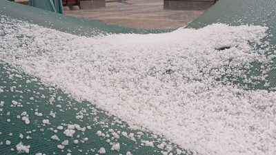 MUŞ’UN MALAZGİRT İLÇESİNDE ŞİDDETLİ YAĞMUR VE DOLUDAN DOLAYI VATANDAŞLAR ZOR