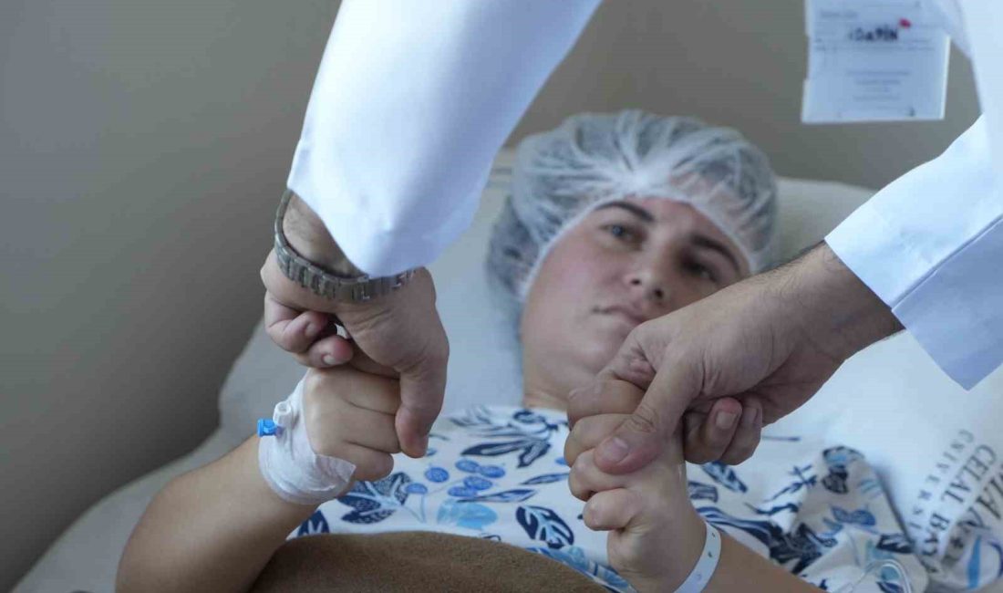 MANİSA'DA İNME GEÇİREN 33 YAŞINDAKİ NAZİFE ÇİMEN, AMBULANSLA GETİRİLDİĞİ MANİSA