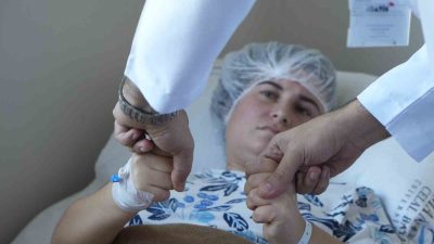 MANİSA'DA İNME GEÇİREN 33 YAŞINDAKİ NAZİFE ÇİMEN, AMBULANSLA GETİRİLDİĞİ MANİSA