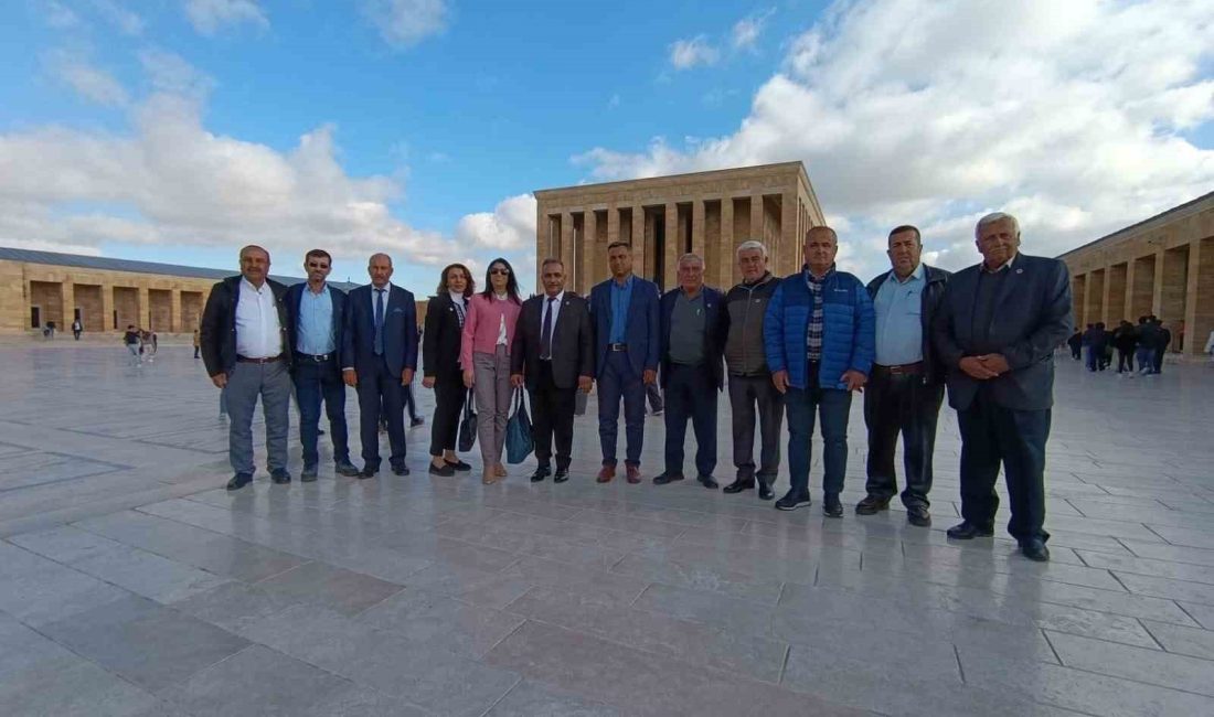 MANİSA YUNUSEMRE MUHTARLAR DERNEĞİ ÜYELERİ ANITKABİR'DE DÜZENLENEN MUHTARLAR GÜNÜ PROGRAMINA