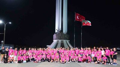 MEME KANSERİ’NE DİKKAT ÇEKMEK İÇİN KARŞIYAKA ANITI ÖNÜNDE TOPLANAN HASTANE