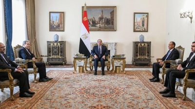 MISIR CUMHURBAŞKANI SİSİ, İRAN DIŞİŞLERİ BAKANI ARAKÇİ İLE BİR ARAYA