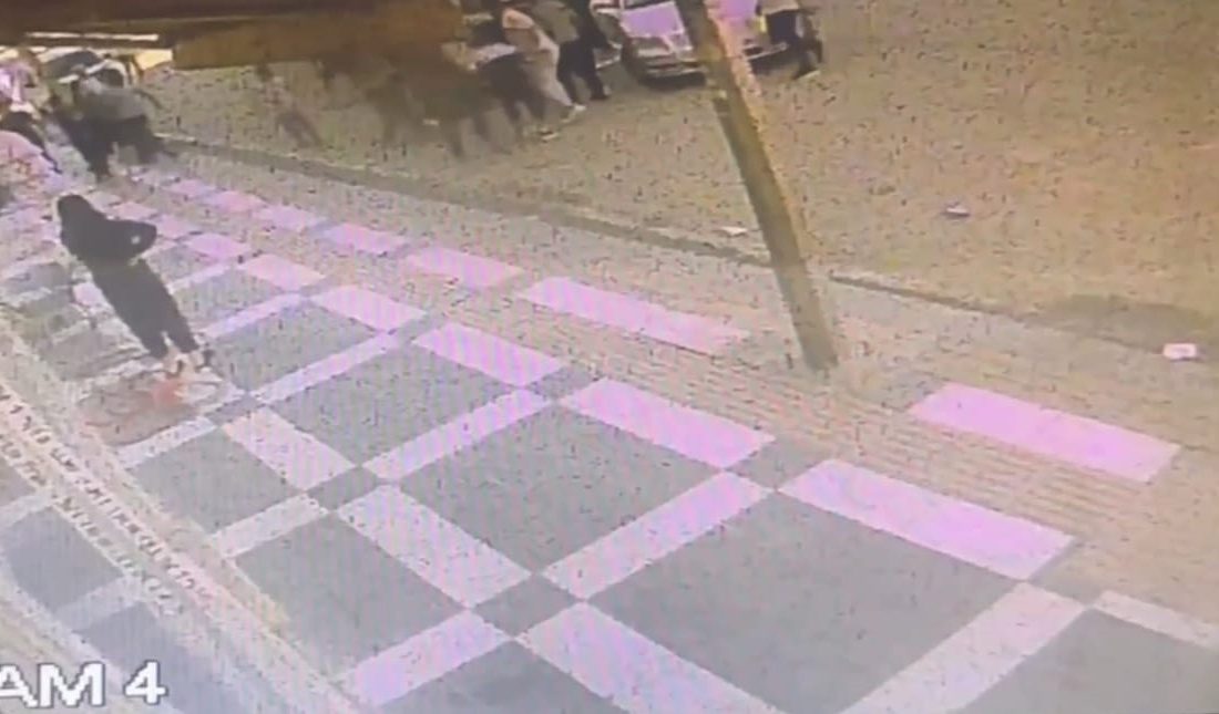 MOTOSİKLET SÜRÜCÜSÜNÜN AĞIR YARALANDIĞI KAZA KAMERADA