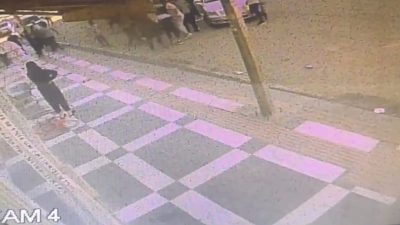 MOTOSİKLET SÜRÜCÜSÜNÜN AĞIR YARALANDIĞI KAZA KAMERADA