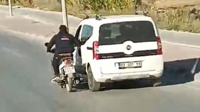 KONYA'DA MOTOSİKLET SÜRÜCÜSÜNÜN HAFİF TİCARİ ARACA TUTUNARAK TEHLİKELİ YOLCULUĞU BİR