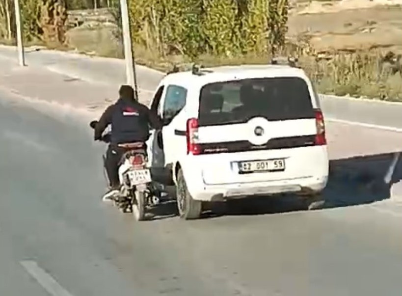 KONYA'DA MOTOSİKLET SÜRÜCÜSÜNÜN HAFİF TİCARİ ARACA TUTUNARAK TEHLİKELİ YOLCULUĞU BİR